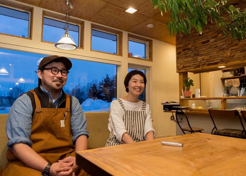 笑顔の秦さんご夫婦